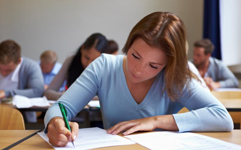 Auszubildende schreibt Prüfung